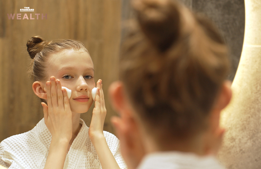 ภาพเด็กสาวรุ่น Gen Alpha กำลังยืนอยู่บนโครงสร้างสีเหลือง สะท้อนการเติบโตในโลกสมัยใหม่ที่เต็มไปด้วยโอกาสและความท้าทาย 3