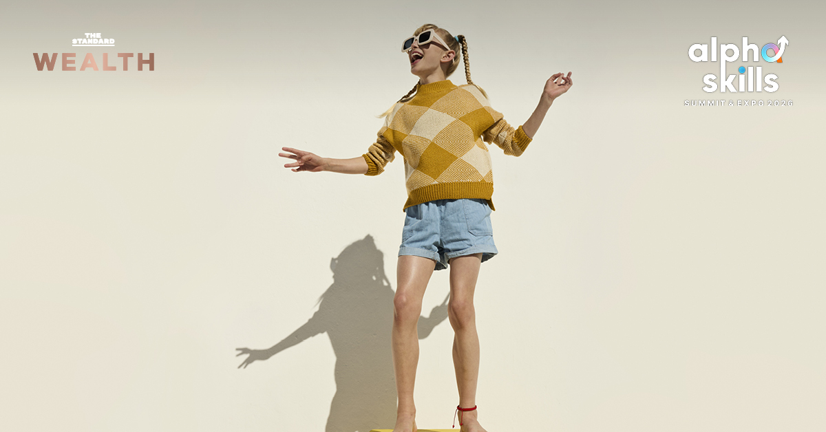 ภาพเด็กสาวรุ่น Gen Alpha กำลังยืนอยู่บนโครงสร้างสีเหลือง สะท้อนการเติบโตในโลกสมัยใหม่ที่เต็มไปด้วยโอกาสและความท้าทาย