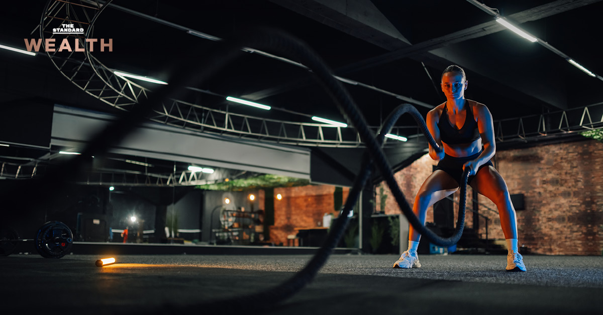 ผู้หญิงออกกำลังกายด้วยเชือก Battle Ropes ในยิม