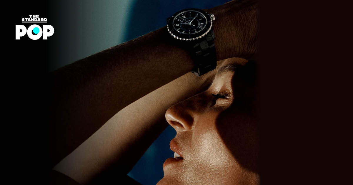 Gisele Bündchen ซูเปอร์โมเดลชาวบราซิล ในแคมเปญนาฬิกา CHANEL J12 กำลังกางใบเรือกลางมหาสมุทร