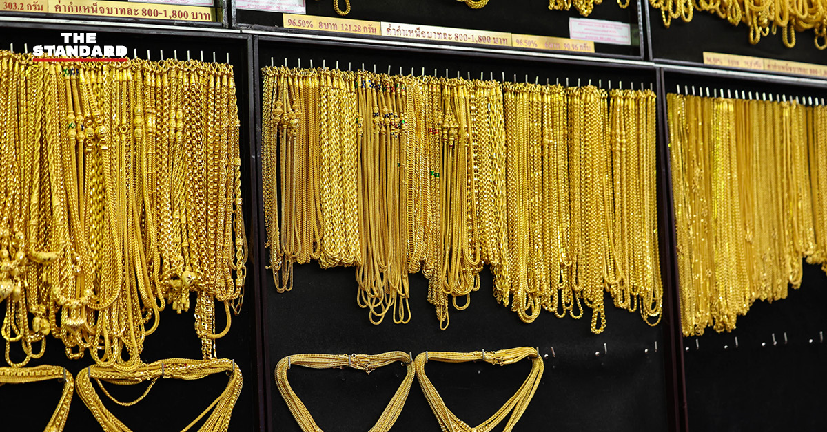 ภาพประกอบกราฟิกแสดงสัญลักษณ์ทองคำและการลงทุนออนไลน์ พร้อมคำเตือนจากตำรวจสอบสวนกลางเรื่องกลโกงมิจฉาชีพ