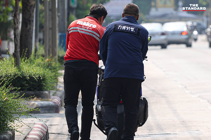 ช่างภาพลงพื้นที่สำรวจความผิดปกติสัญญาณรบกวนที่ทำให้รถจักรยานยนต์สตาร์ทไม่ติดบริเวณซอยอินทราภรณ์ 10 1