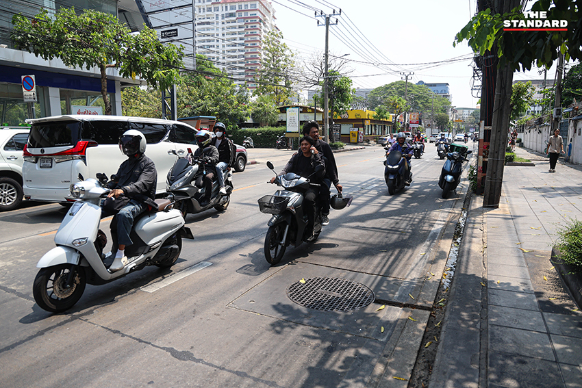ช่างภาพลงพื้นที่สำรวจความผิดปกติสัญญาณรบกวนที่ทำให้รถจักรยานยนต์สตาร์ทไม่ติดบริเวณซอยอินทราภรณ์ 10 10