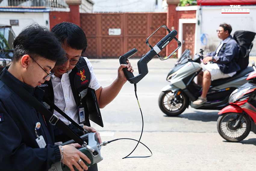 ช่างภาพลงพื้นที่สำรวจความผิดปกติสัญญาณรบกวนที่ทำให้รถจักรยานยนต์สตาร์ทไม่ติดบริเวณซอยอินทราภรณ์ 10 2