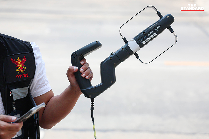 ช่างภาพลงพื้นที่สำรวจความผิดปกติสัญญาณรบกวนที่ทำให้รถจักรยานยนต์สตาร์ทไม่ติดบริเวณซอยอินทราภรณ์ 10 3