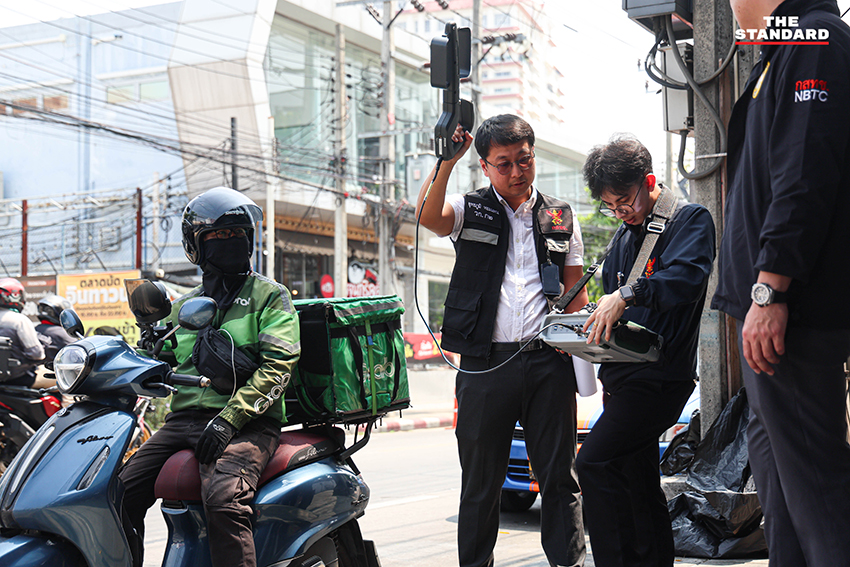 ช่างภาพลงพื้นที่สำรวจความผิดปกติสัญญาณรบกวนที่ทำให้รถจักรยานยนต์สตาร์ทไม่ติดบริเวณซอยอินทราภรณ์ 10 5