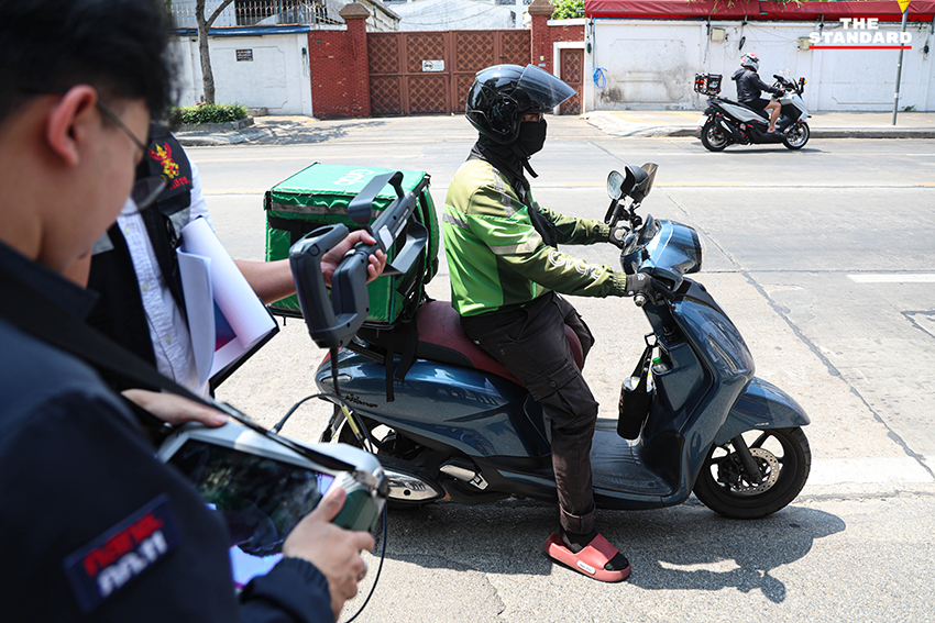 ช่างภาพลงพื้นที่สำรวจความผิดปกติสัญญาณรบกวนที่ทำให้รถจักรยานยนต์สตาร์ทไม่ติดบริเวณซอยอินทราภรณ์ 10 6