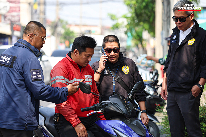 ช่างภาพลงพื้นที่สำรวจความผิดปกติสัญญาณรบกวนที่ทำให้รถจักรยานยนต์สตาร์ทไม่ติดบริเวณซอยอินทราภรณ์ 10 7