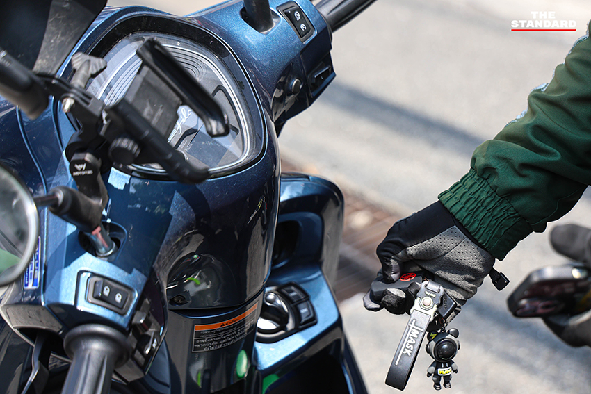 ช่างภาพลงพื้นที่สำรวจความผิดปกติสัญญาณรบกวนที่ทำให้รถจักรยานยนต์สตาร์ทไม่ติดบริเวณซอยอินทราภรณ์ 10 8