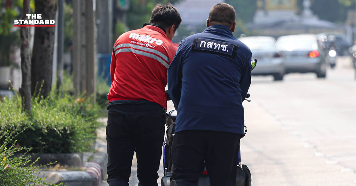ช่างภาพลงพื้นที่สำรวจความผิดปกติสัญญาณรบกวนที่ทำให้รถจักรยานยนต์สตาร์ทไม่ติดบริเวณซอยอินทราภรณ์ 10