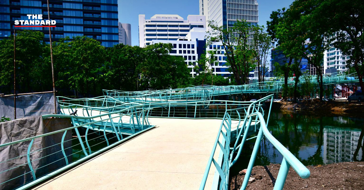 ภาพสะพานเขียวเชื่อมสวนลุมพินีและสวนเบญจกิติในกรุงเทพฯ