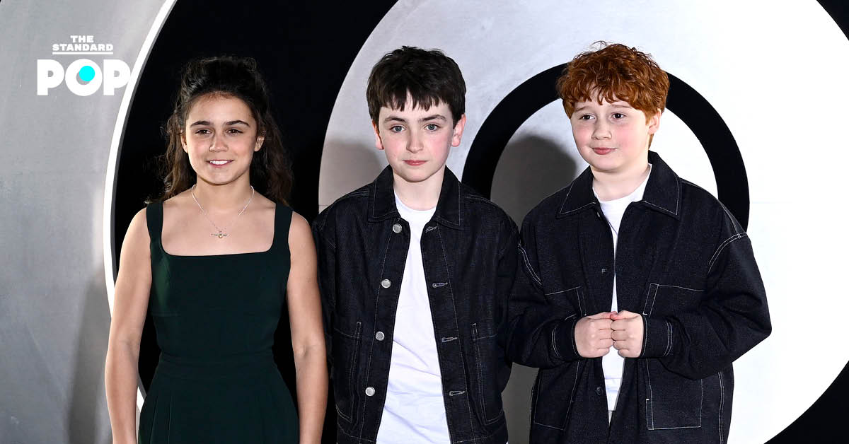 สามนักแสดงนำซีรีส์ Harry Potter ได้แก่ Dominic McLaughlin, Alastair Stout และ Arabella Staunton ยืนยิ้มคู่กันในงานอีเวนต์ที่ลอนดอน