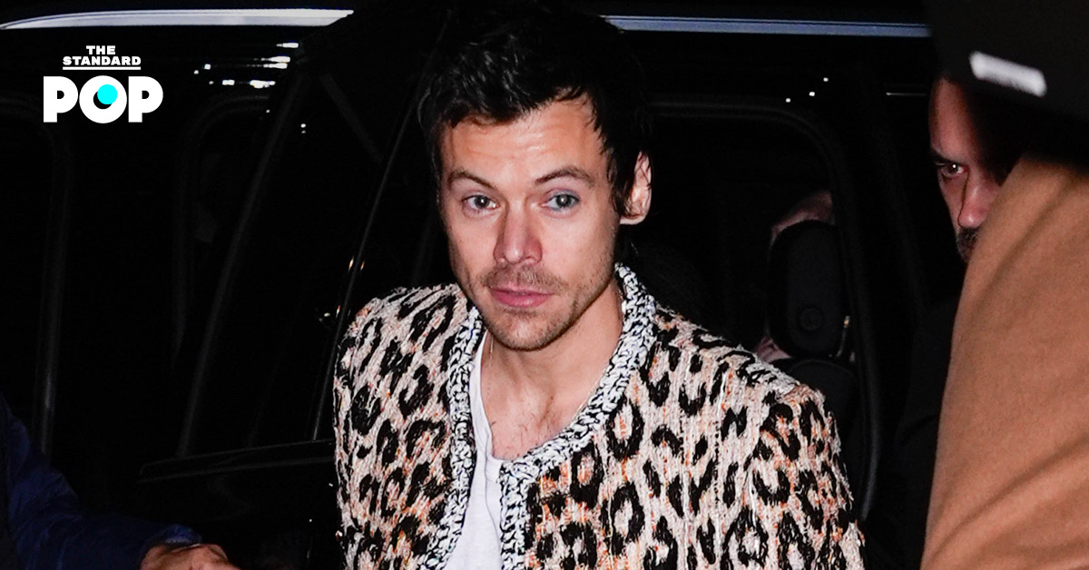 แฮร์รี่ สไตล์ส สวมแจ็กเก็ต CHANEL ลายเสือขณะร่วมงานอาฟเตอร์ปาร์ตี้ SNL