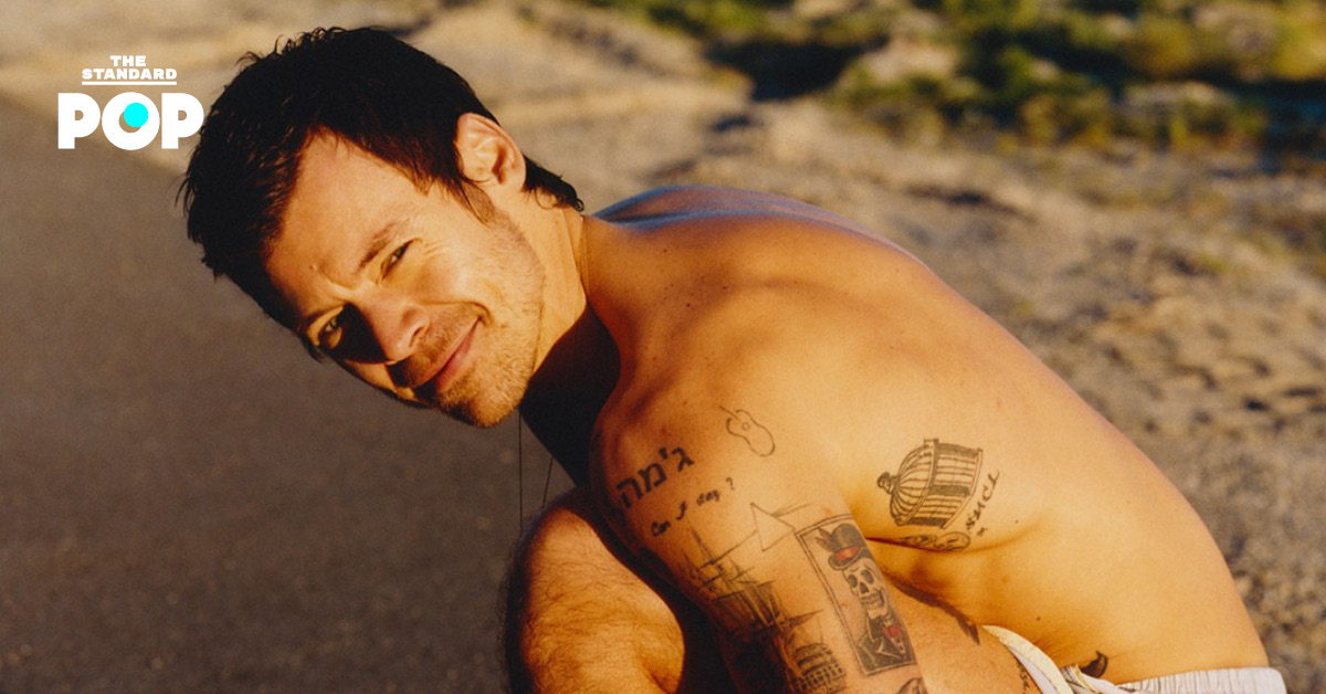 Harry Styles กำลังวิ่งอย่างอิสระตามท้องถนน ถ่ายโดย Laura Jane Coulson เพื่อ Runner’s World