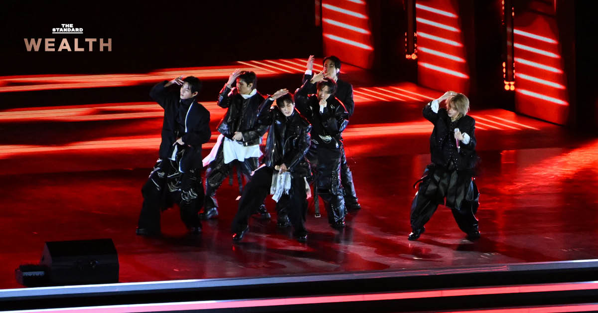 วง K-Pop BTS แสดงคอนเสิร์ตคัมแบ็กบนเวที