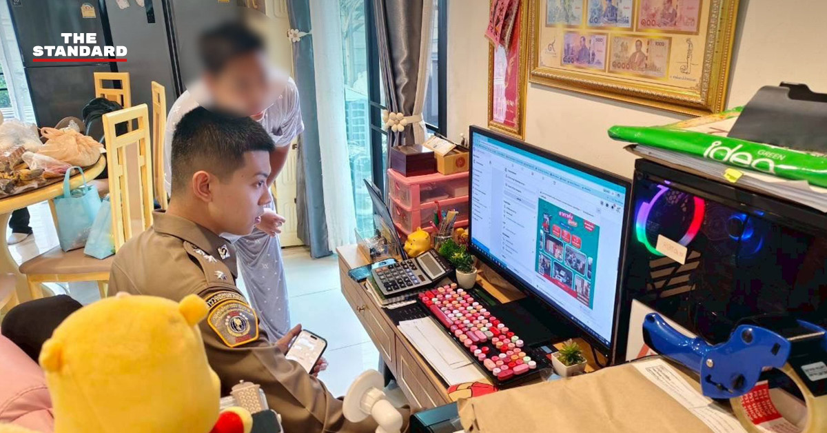 ภาพเจ้าหน้าที่ตำรวจ ปอศ. แถลงข่าวการจับกุมผู้ต้องหาเครือข่ายแลกเงินหยวนออนไลน์เถื่อน พร้อมของกลางโทรศัพท์มือถือและสมุดบัญชีธนาคาร