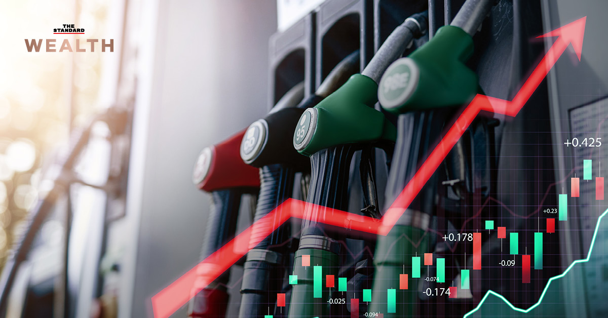 ธงชาติอินโดนีเซียพร้อมกราฟแสดงการขาดดุลงบประมาณและราคาน้ำมันที่ปรับตัวสูงขึ้น