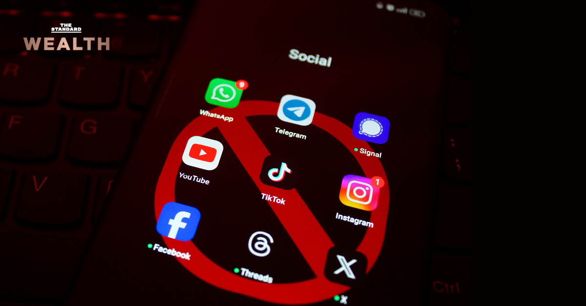 สมาร์ทโฟนแสดงแอปพลิเคชันโซเชียลมีเดีย พร้อมข้อความภาษาไทยเกี่ยวกับอินโดนีเซียสั่งห้ามเด็กอายุต่ำกว่า 16 ปี ใช้โซเชียล