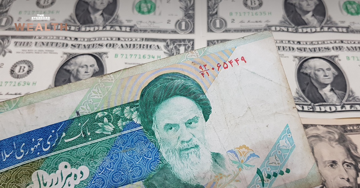 ภาพประกอบแสดงเงินดอลลาร์สหรัฐและเงินเรียล อิหร่าน พร้อมกราฟตลาดหุ้นและกราฟน้ำมัน สื่อถึงผลกระทบต่อตลาดการเงินโลกจากเหตุโจมตี อิหร่าน