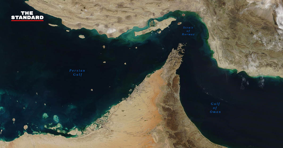 ภาพเรือบรรทุกน้ำมันแล่นผ่านช่องแคบฮอร์มุซ ซึ่งเป็นเส้นทางสำคัญที่อิหร่านประกาศปิดและเตือนจะโจมตี