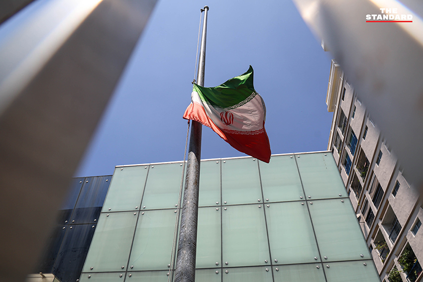 ธงชาติอิหร่านถูกลดครึ่งเสา ณ สถานเอกอัครราชทูตสาธารณรัฐอิสลามแห่งอิหร่านประจำประเทศไทย เพื่อไว้อาลัยผู้นำสูงสุดของอิหร่าน 1