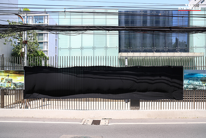 ธงชาติอิหร่านถูกลดครึ่งเสา ณ สถานเอกอัครราชทูตสาธารณรัฐอิสลามแห่งอิหร่านประจำประเทศไทย เพื่อไว้อาลัยผู้นำสูงสุดของอิหร่าน 3