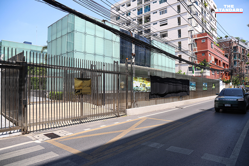 ธงชาติอิหร่านถูกลดครึ่งเสา ณ สถานเอกอัครราชทูตสาธารณรัฐอิสลามแห่งอิหร่านประจำประเทศไทย เพื่อไว้อาลัยผู้นำสูงสุดของอิหร่าน 5