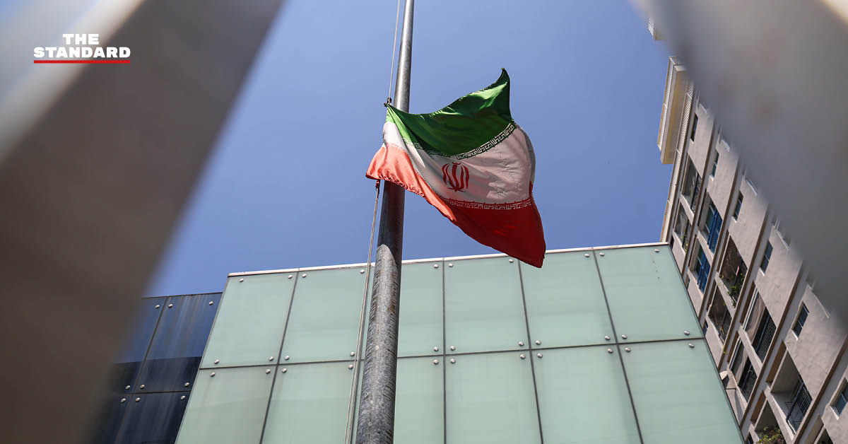 ธงชาติอิหร่านถูกลดครึ่งเสา ณ สถานเอกอัครราชทูตสาธารณรัฐอิสลามแห่งอิหร่านประจำประเทศไทย เพื่อไว้อาลัยผู้นำสูงสุดของอิหร่าน