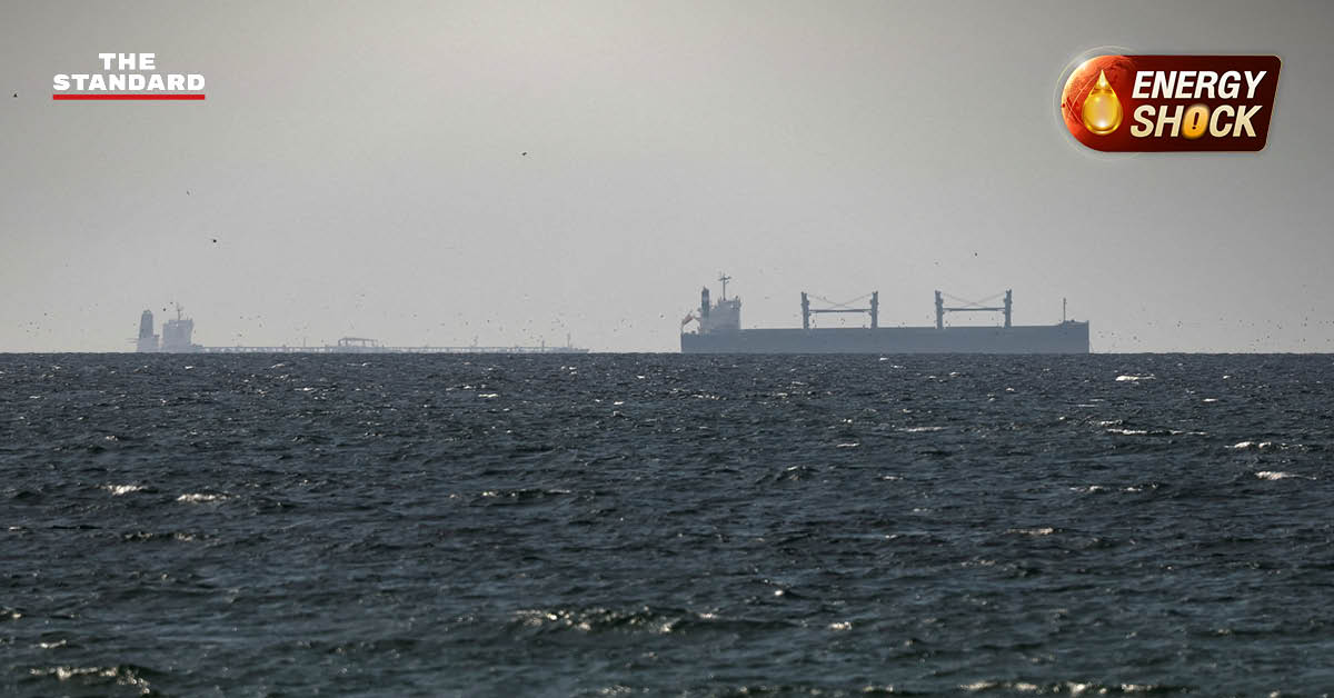 เรือบรรทุกน้ำมันกำลังแล่นผ่าน ช่องแคบฮอร์มุซ