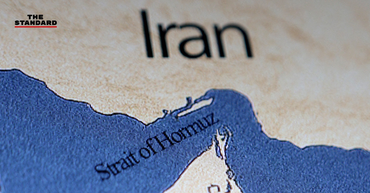 เรือสินค้าขนาดใหญ่แล่นผ่านช่องแคบฮอร์มุซพร้อมธงชาติอิหร่าน