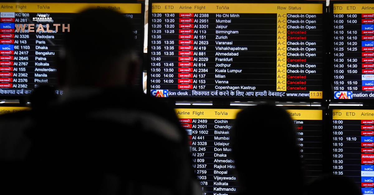 ผู้โดยสารดูหน้าจอแสดงข้อมูลเที่ยวบินที่สนามบิน ท่ามกลางสถานการณ์เที่ยวบินป่วนจากเหตุโจมตี อิหร่าน