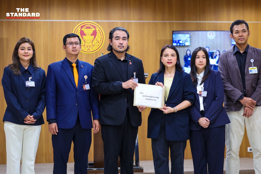 หทัยรัตน์ พหลทัพ บก. The Isaan Record ยื่นหนังสือร้อง กมธ. และ สส. 2