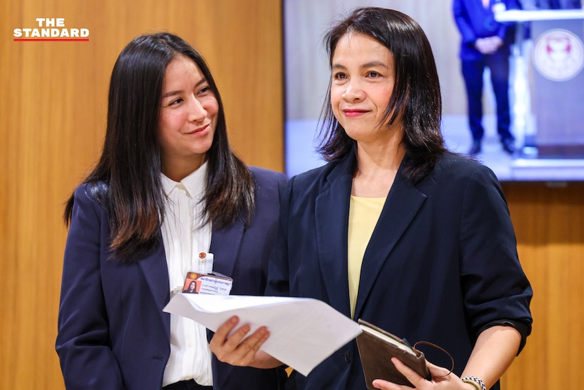 หทัยรัตน์ พหลทัพ บก. The Isaan Record ยื่นหนังสือร้อง กมธ. และ สส. 3