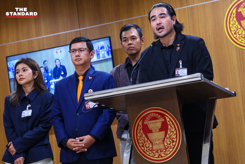 หทัยรัตน์ พหลทัพ บก. The Isaan Record ยื่นหนังสือร้อง กมธ. และ สส. 4