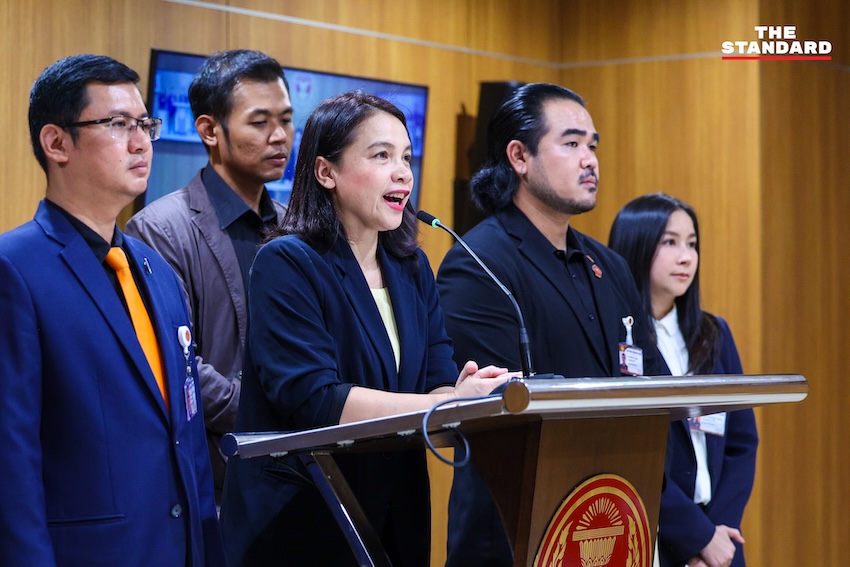 หทัยรัตน์ พหลทัพ บก. The Isaan Record ยื่นหนังสือร้อง กมธ. และ สส. 6