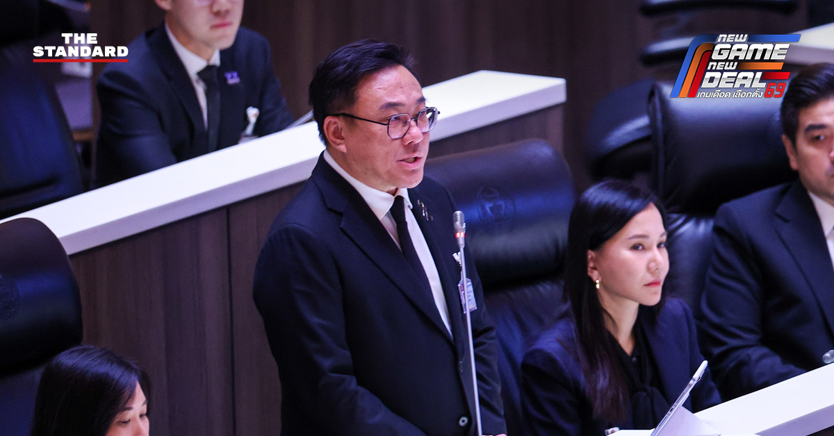 จุลพันธ์ อมรวิวัฒน์ สส.พรรคเพื่อไทย อภิปรายในสภาฯ สนับสนุน อนุทิน ชาญวีรกูล นั่งนายกรัฐมนตรี พร้อมข้อความบนภาพ 'หนุน อนุทิน นั่งนายกฯ' และ 'เร่งตั้งรัฐบาล แก้ปัญหาประเทศ'