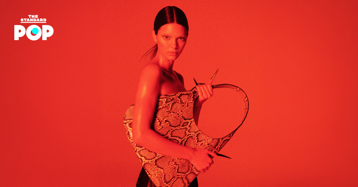 Kendall Jenner ในลุค Bleached Eyebrows สำหรับแคมเปญ Spring/Summer 2026 ของแบรนด์ Khaite