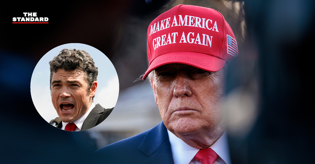 ภาพประกอบแสดง โดนัลด์ ทรัมป์ เป็นพื้นหลัง โดยมี โจ เคนต์ ผู้อำนวยการศูนย์ต่อต้านการก่อการร้ายแห่งชาติ ปรากฏอยู่ด้านหน้า