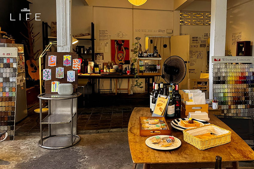 บรรยากาศร้าน KiKi coffee สโลว์บาร์ย่าน อนุสาวรีย์ชัยฯ ที่ตกแต่งด้วยงานศิลปะและเสิร์ฟกาแฟโมก้าพอท 1