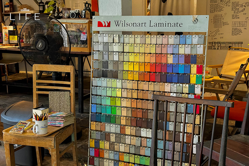 บรรยากาศร้าน KiKi coffee สโลว์บาร์ย่าน อนุสาวรีย์ชัยฯ ที่ตกแต่งด้วยงานศิลปะและเสิร์ฟกาแฟโมก้าพอท 10