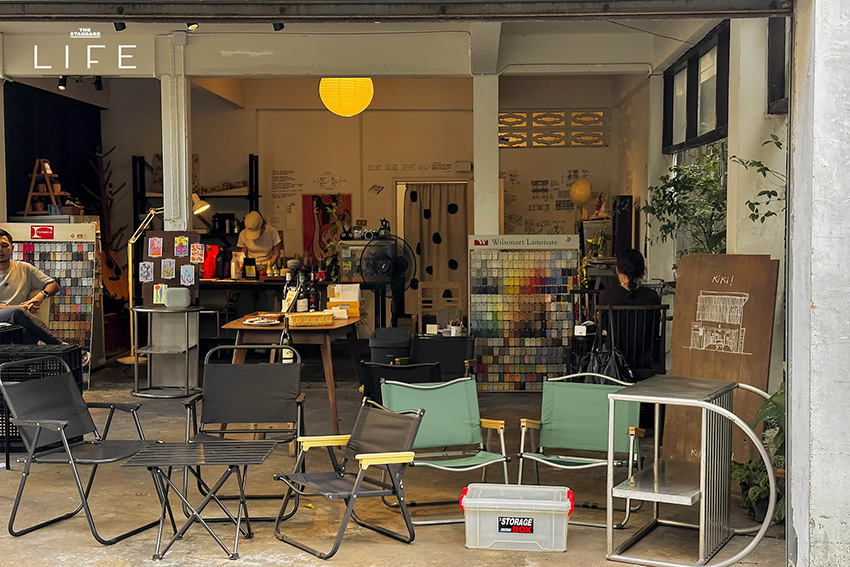 บรรยากาศร้าน KiKi coffee สโลว์บาร์ย่าน อนุสาวรีย์ชัยฯ ที่ตกแต่งด้วยงานศิลปะและเสิร์ฟกาแฟโมก้าพอท 11