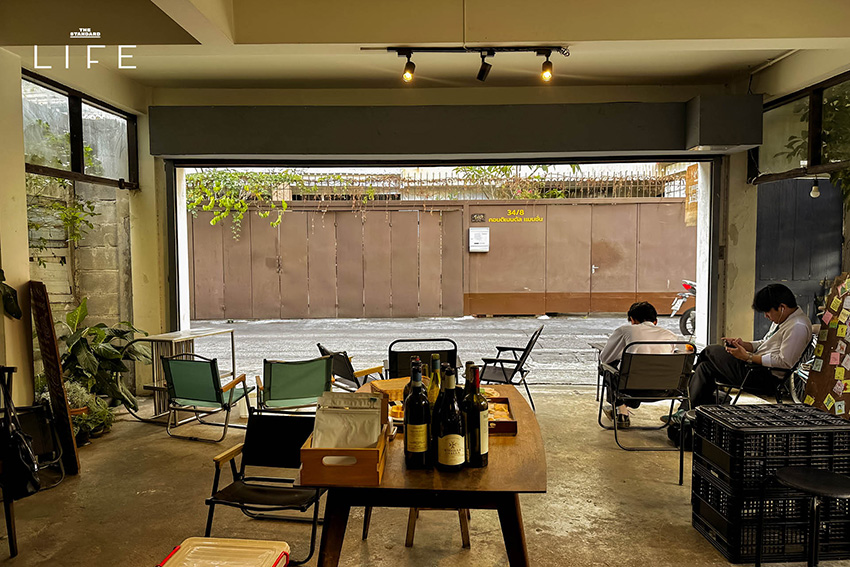 บรรยากาศร้าน KiKi coffee สโลว์บาร์ย่าน อนุสาวรีย์ชัยฯ ที่ตกแต่งด้วยงานศิลปะและเสิร์ฟกาแฟโมก้าพอท 2