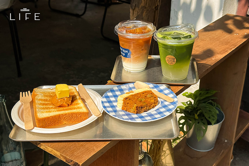 บรรยากาศร้าน KiKi coffee สโลว์บาร์ย่าน อนุสาวรีย์ชัยฯ ที่ตกแต่งด้วยงานศิลปะและเสิร์ฟกาแฟโมก้าพอท 5