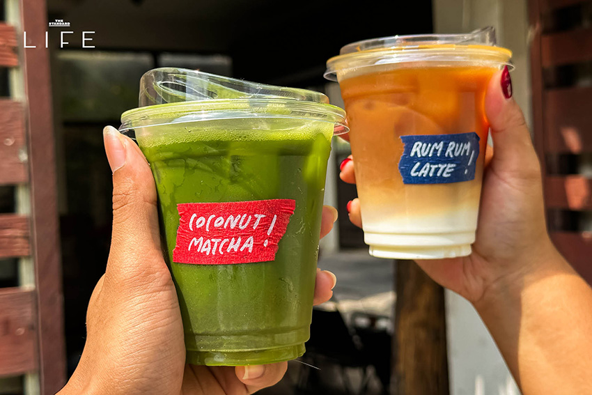 บรรยากาศร้าน KiKi coffee สโลว์บาร์ย่าน อนุสาวรีย์ชัยฯ ที่ตกแต่งด้วยงานศิลปะและเสิร์ฟกาแฟโมก้าพอท 6