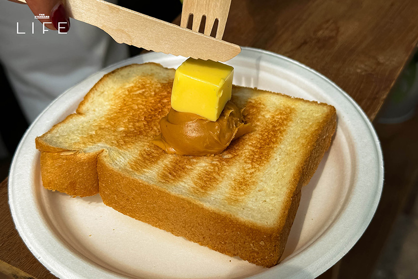 บรรยากาศร้าน KiKi coffee สโลว์บาร์ย่าน อนุสาวรีย์ชัยฯ ที่ตกแต่งด้วยงานศิลปะและเสิร์ฟกาแฟโมก้าพอท 7