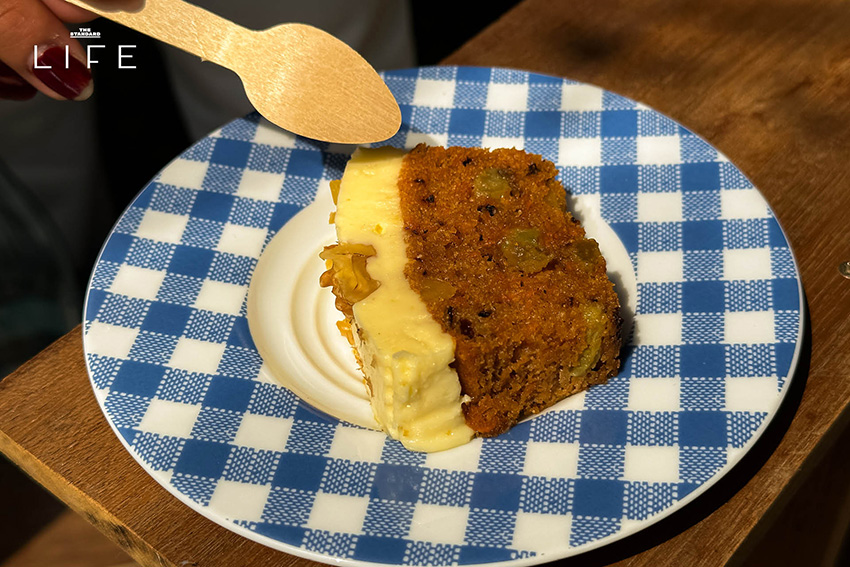 บรรยากาศร้าน KiKi coffee สโลว์บาร์ย่าน อนุสาวรีย์ชัยฯ ที่ตกแต่งด้วยงานศิลปะและเสิร์ฟกาแฟโมก้าพอท 8