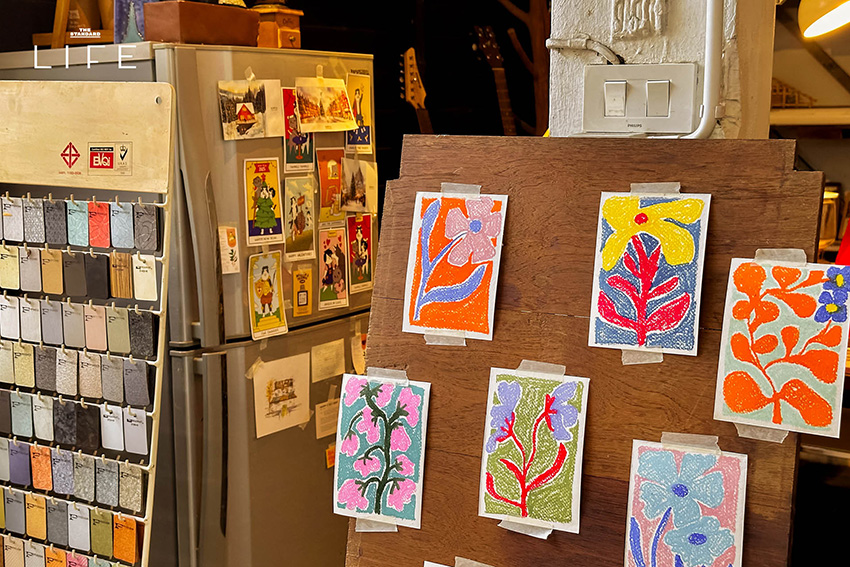 บรรยากาศร้าน KiKi coffee สโลว์บาร์ย่าน อนุสาวรีย์ชัยฯ ที่ตกแต่งด้วยงานศิลปะและเสิร์ฟกาแฟโมก้าพอท 9