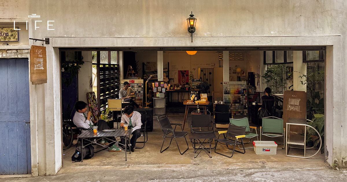 บรรยากาศร้าน KiKi coffee สโลว์บาร์ย่าน อนุสาวรีย์ชัยฯ ที่ตกแต่งด้วยงานศิลปะและเสิร์ฟกาแฟโมก้าพอท