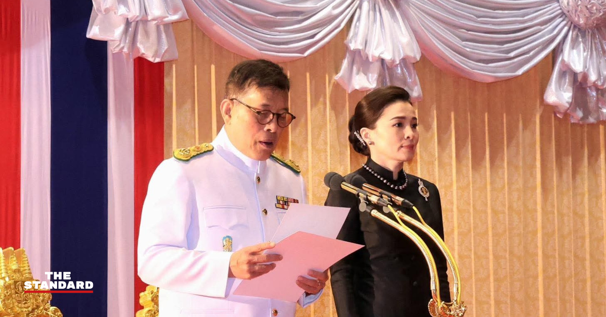 พระบาทสมเด็จพระเจ้าอยู่หัวและสมเด็จพระนางเจ้าฯ พระบรมราชินี เสด็จพระราชดำเนินทรงเปิดประชุมรัฐสภา ณ อาคารรัฐสภา