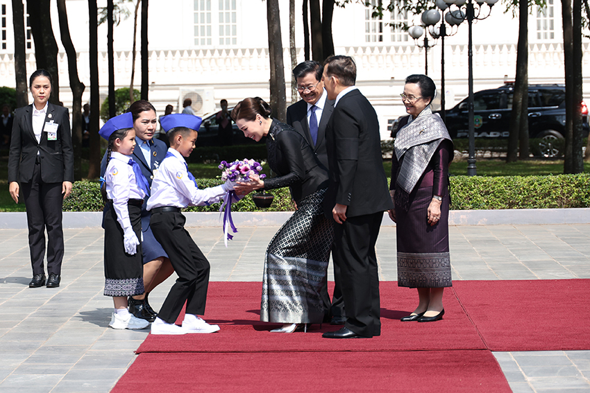พระบาทสมเด็จพระเจ้าอยู่หัวและสมเด็จพระนางเจ้าฯ พระบรมราชินี ทรงร่วมพิธีรับเสด็จ ณ หอคำ นครหลวงเวียงจันทน์ 2